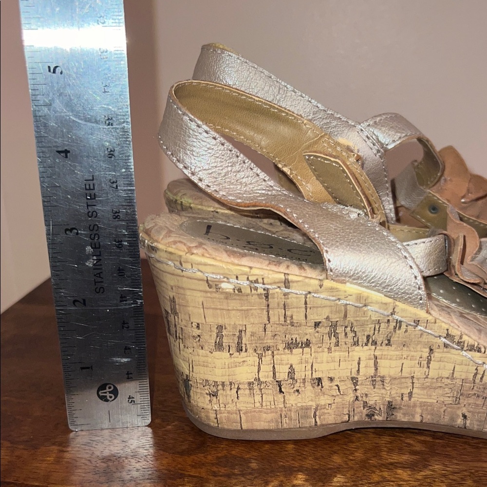 b.o.c. Women's Floral Tan Sandals - Picture 8 of 10